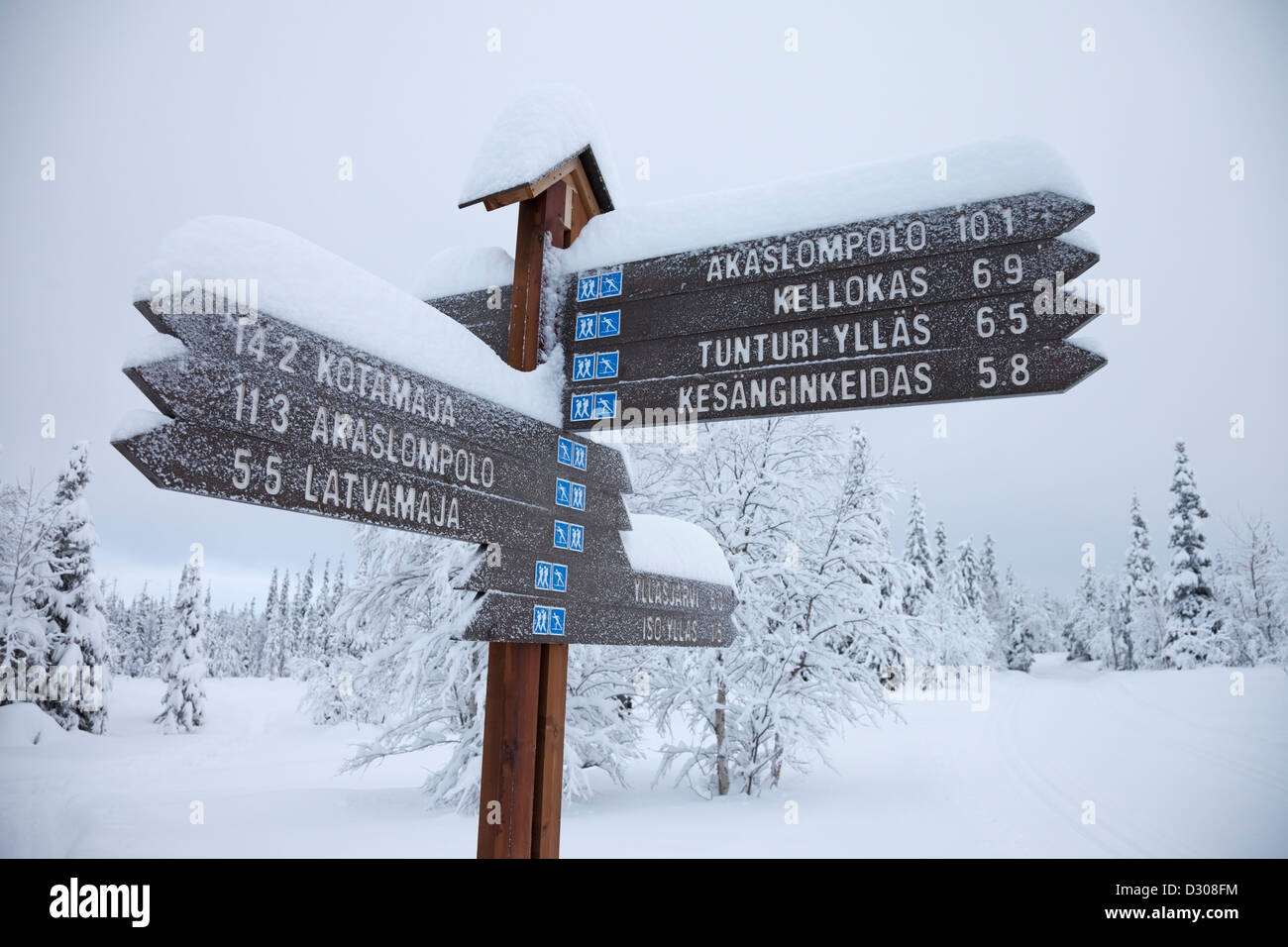 Sign Post in the Pallas-Yllästunturin kansallispuisto National Park Near Yllas Lapland Finland Stock Photo