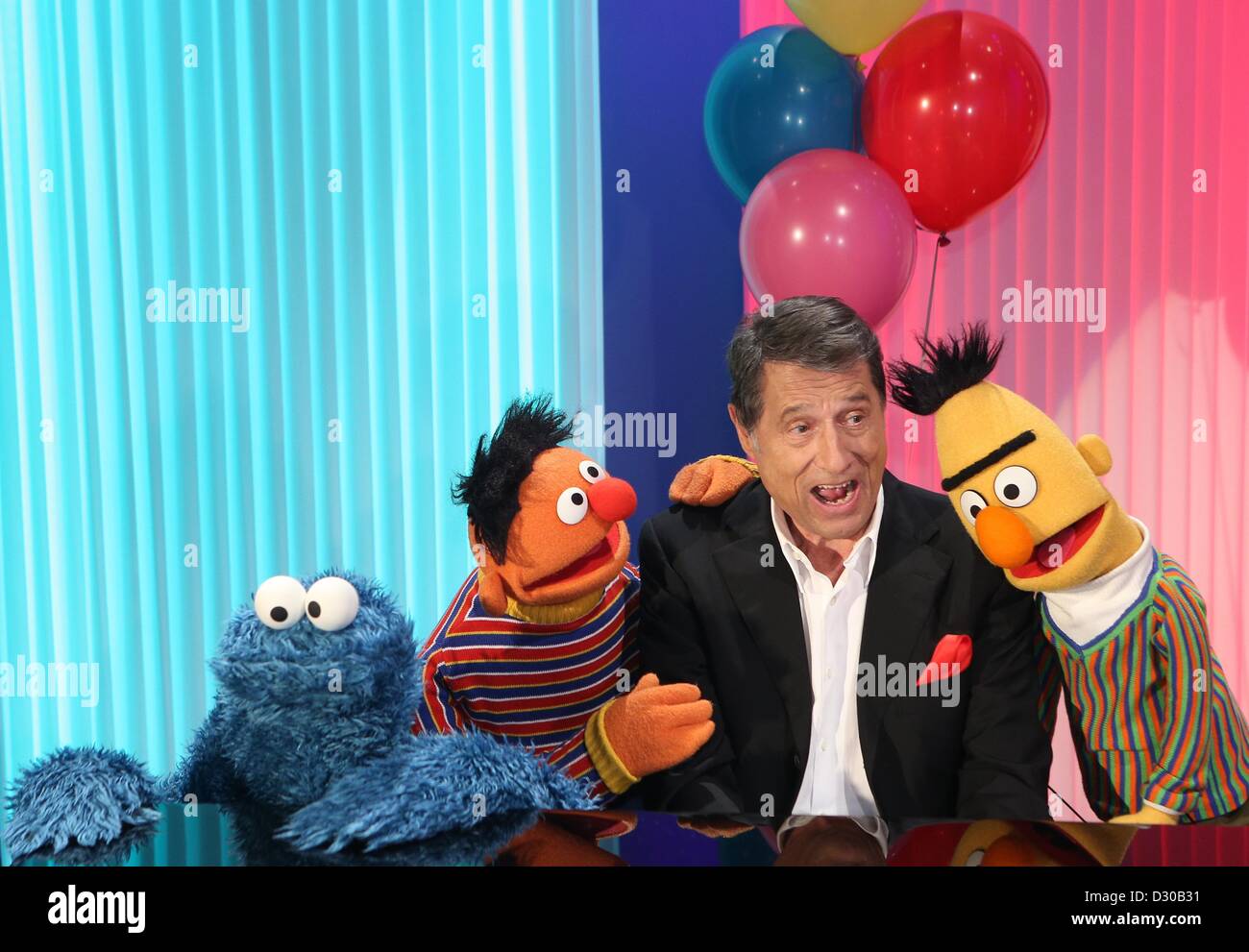 Hamburg, Germany. 5th February 2013. Singer Udo Juergens sits at the piano next to Ernie, Bert (R) and the Cookie Monster (L) in the studios of 'Sesame Street' during a photocall in Hamburg, Germany, 05 February 2013. Photo: CHRISTIAN CHARISIUS/dpa/Alamy Live News Stock Photo