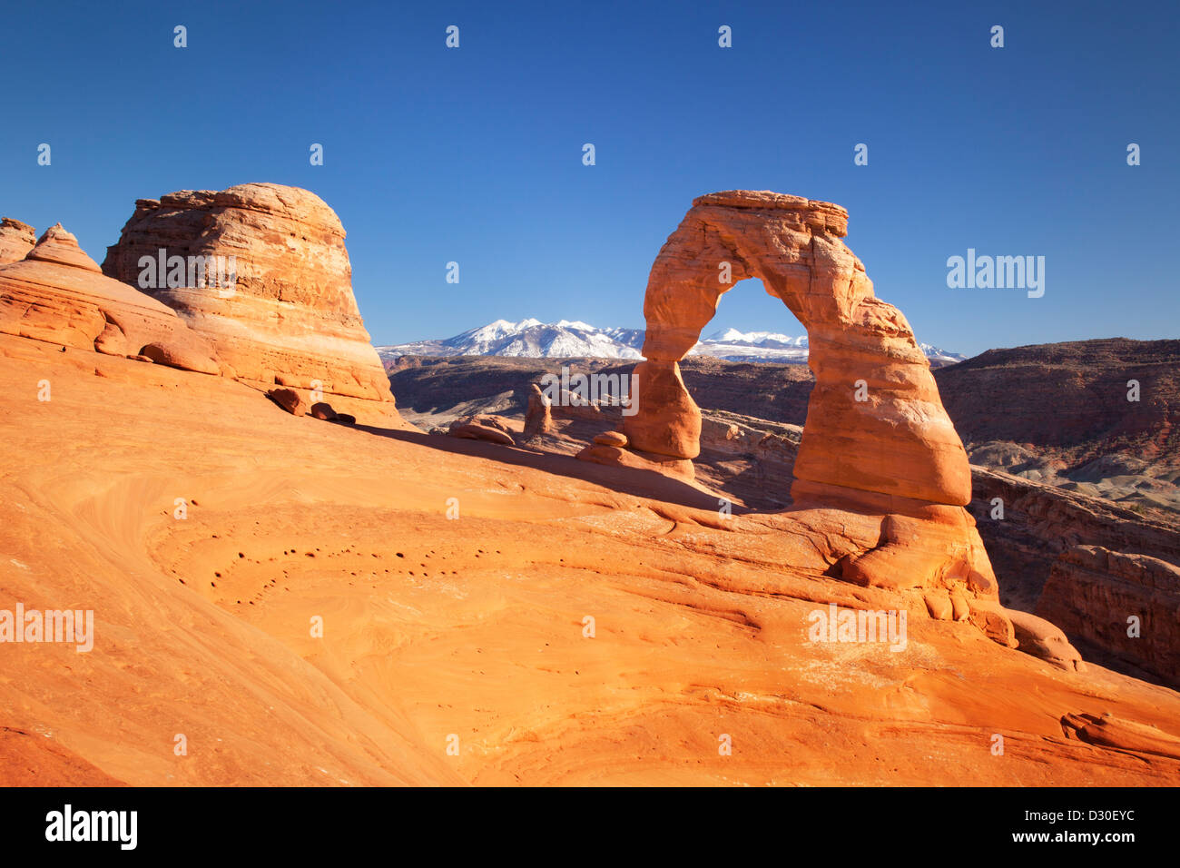 Delicate Arch with the LaSalle Mountains beyond, Arches National Park, Utah USA Stock Photo