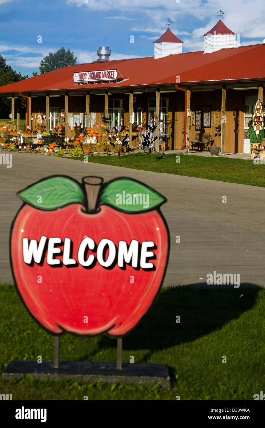 Welcome sign for Wood Orchard Market in the Door County town of Egg Harbor, Wisconsin Stock Photo