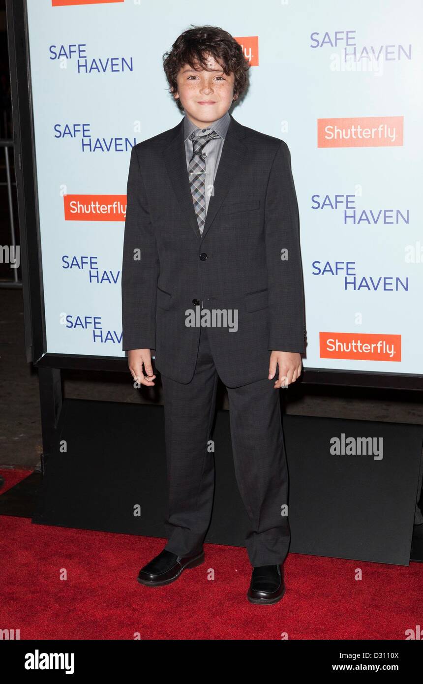 Safe haven 2013 noah lomax hi-res stock photography and images - Alamy