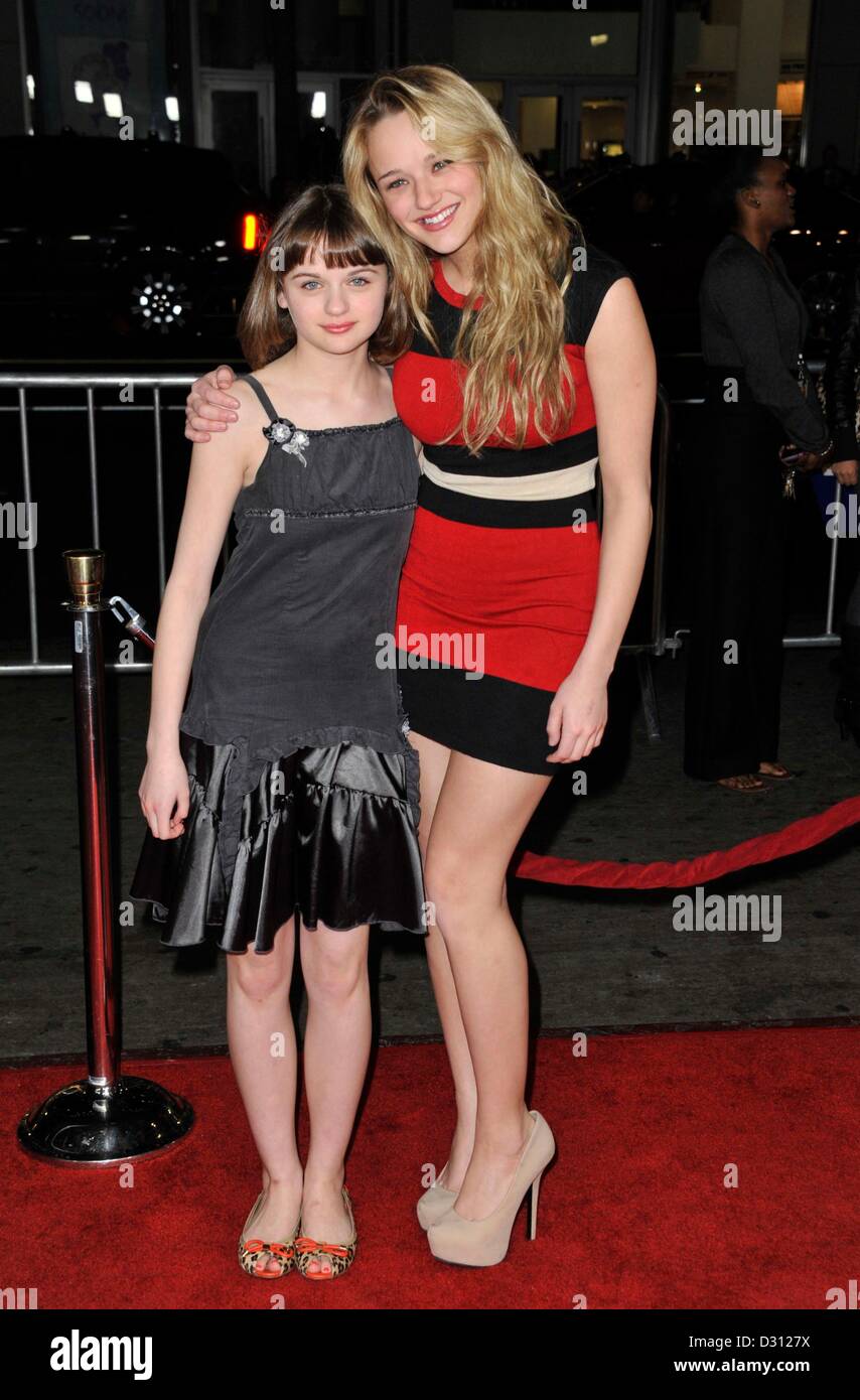 Joey King Hunter King At Arrivals For Safe Haven Premiere Graumans Chinese Theatre Los 