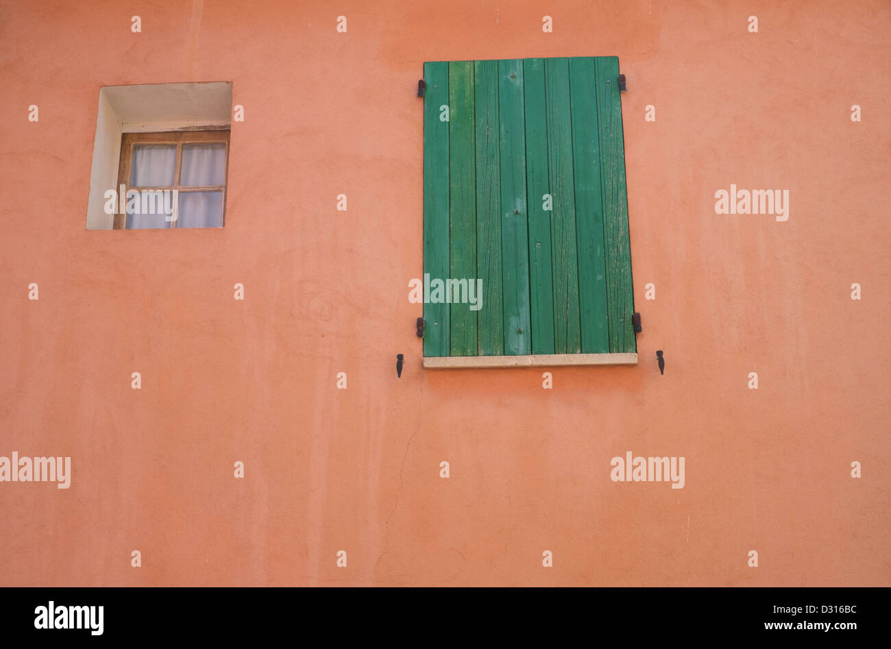 Roussillon hilltop village rud rustic window ochre, Provence, France Stock Photo