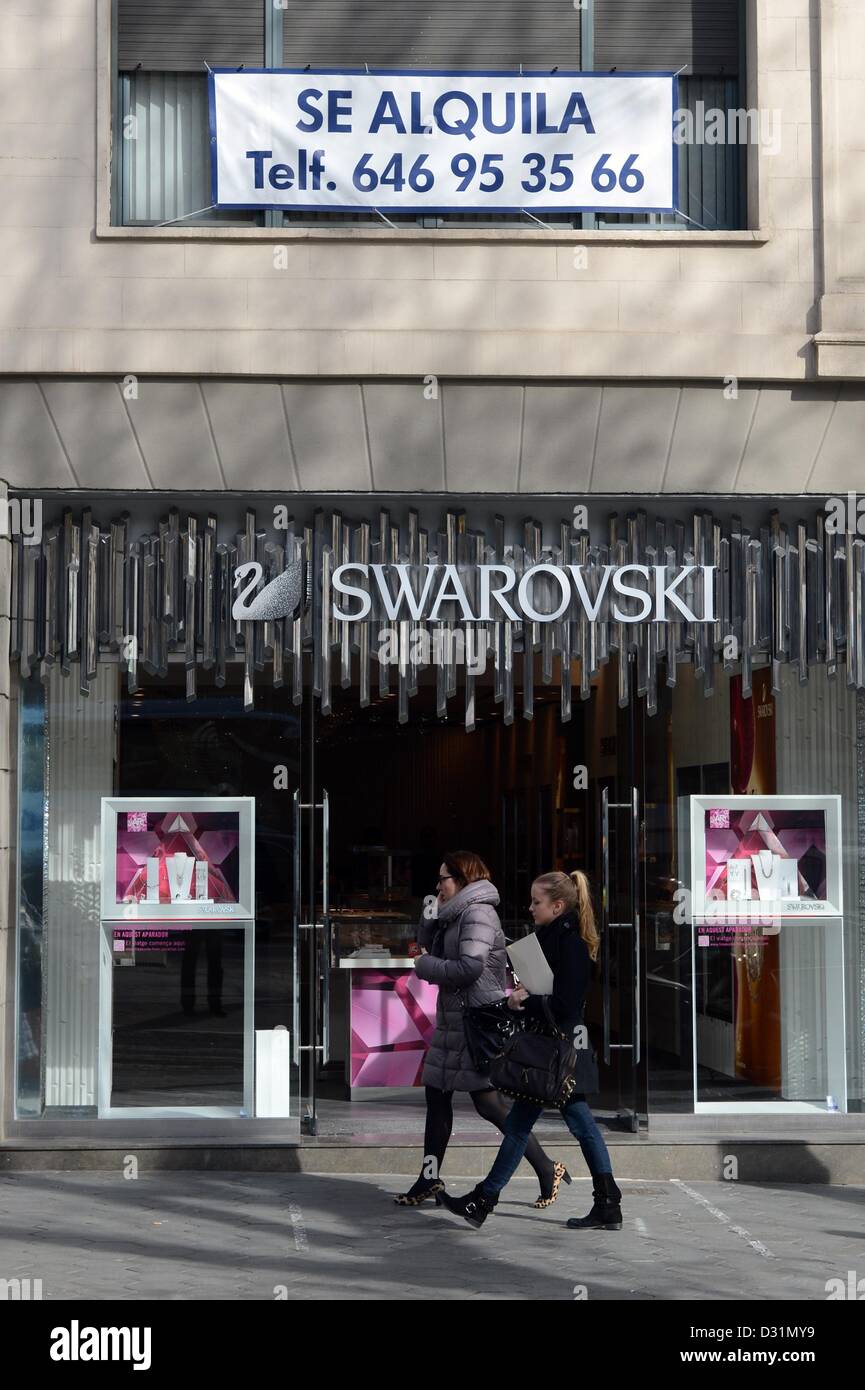 A sign displays a letting offer above a Swarovski store in the Passeig de  Gracia in Barcelona, Spain, 29 January 2013. Photo: Jens Kalaene Stock  Photo - Alamy
