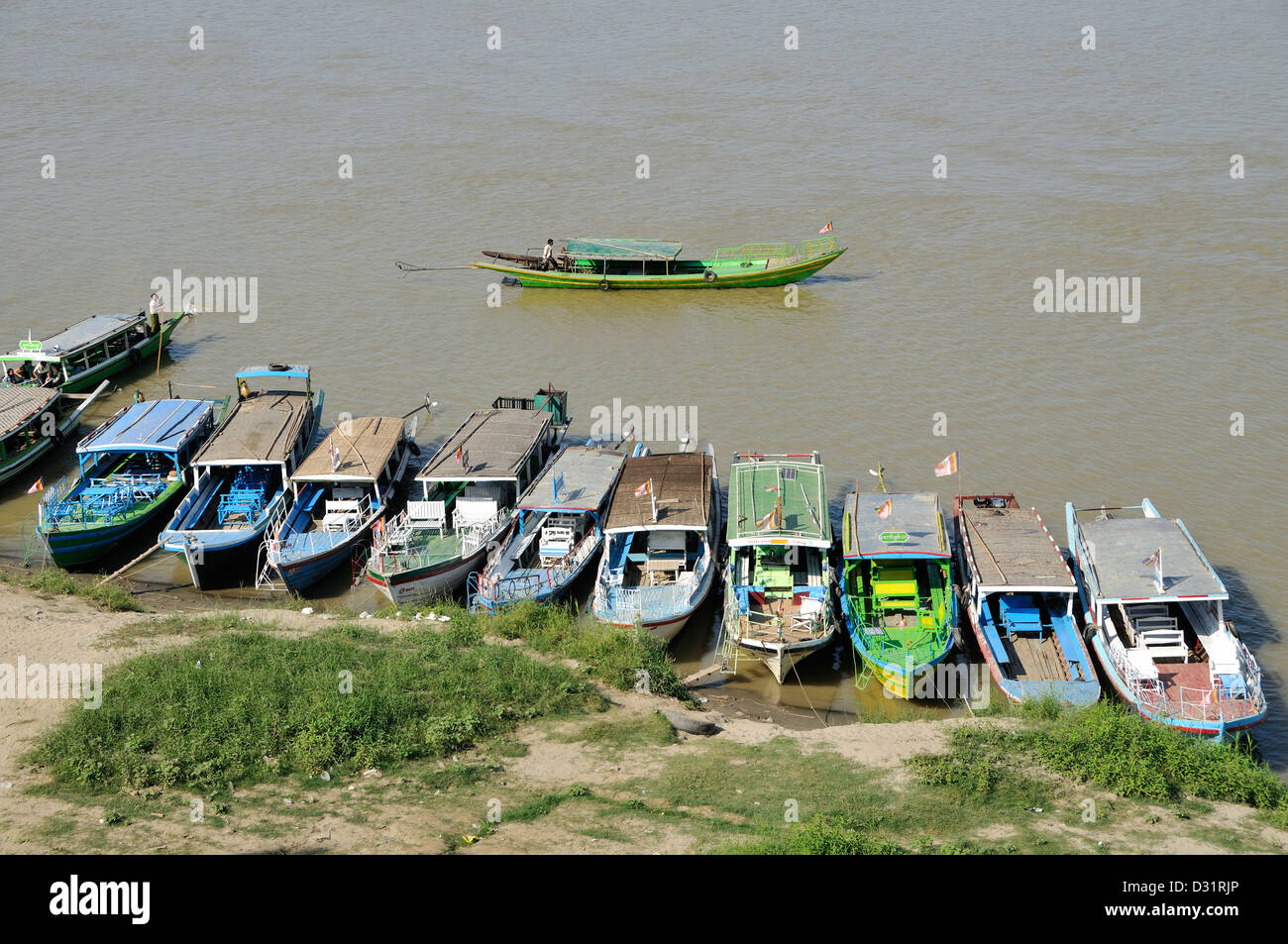 Boats on the banks of Ayeyarwady river, Bagan, Burma, Myanmar Stock Photo