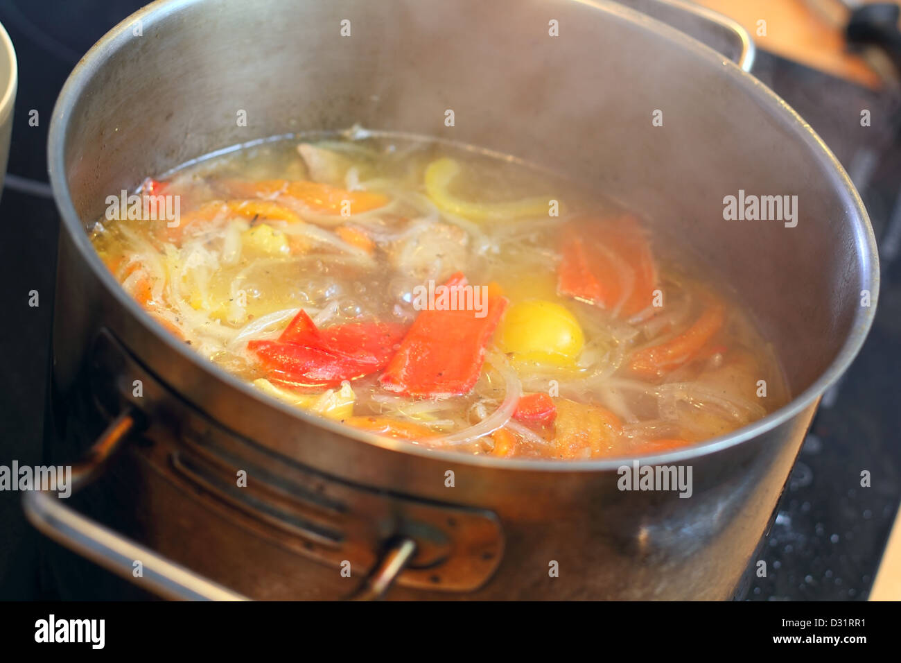 Можно горячий суп ставить в холодильник. Горячий суп. Суп в кастрюле. Горячий суп с паром. Кастрюля с супом картинка.
