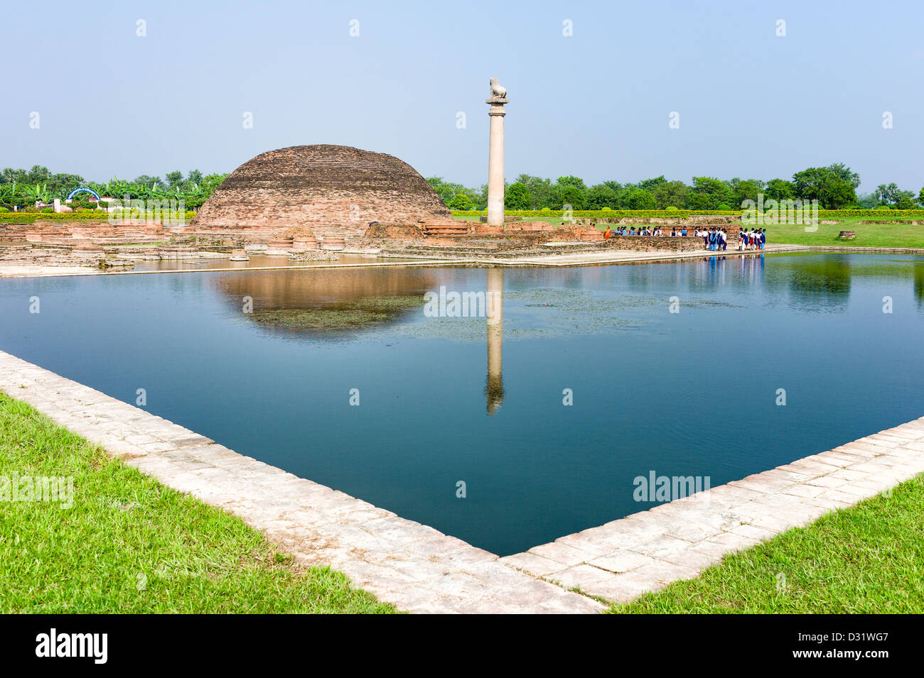 Buddhist stupa and pillar of Ashoka at the ancient ruins of the city of Vaishali near Patna, Bihar, Uttar Pradesh, north India. Stock Photo