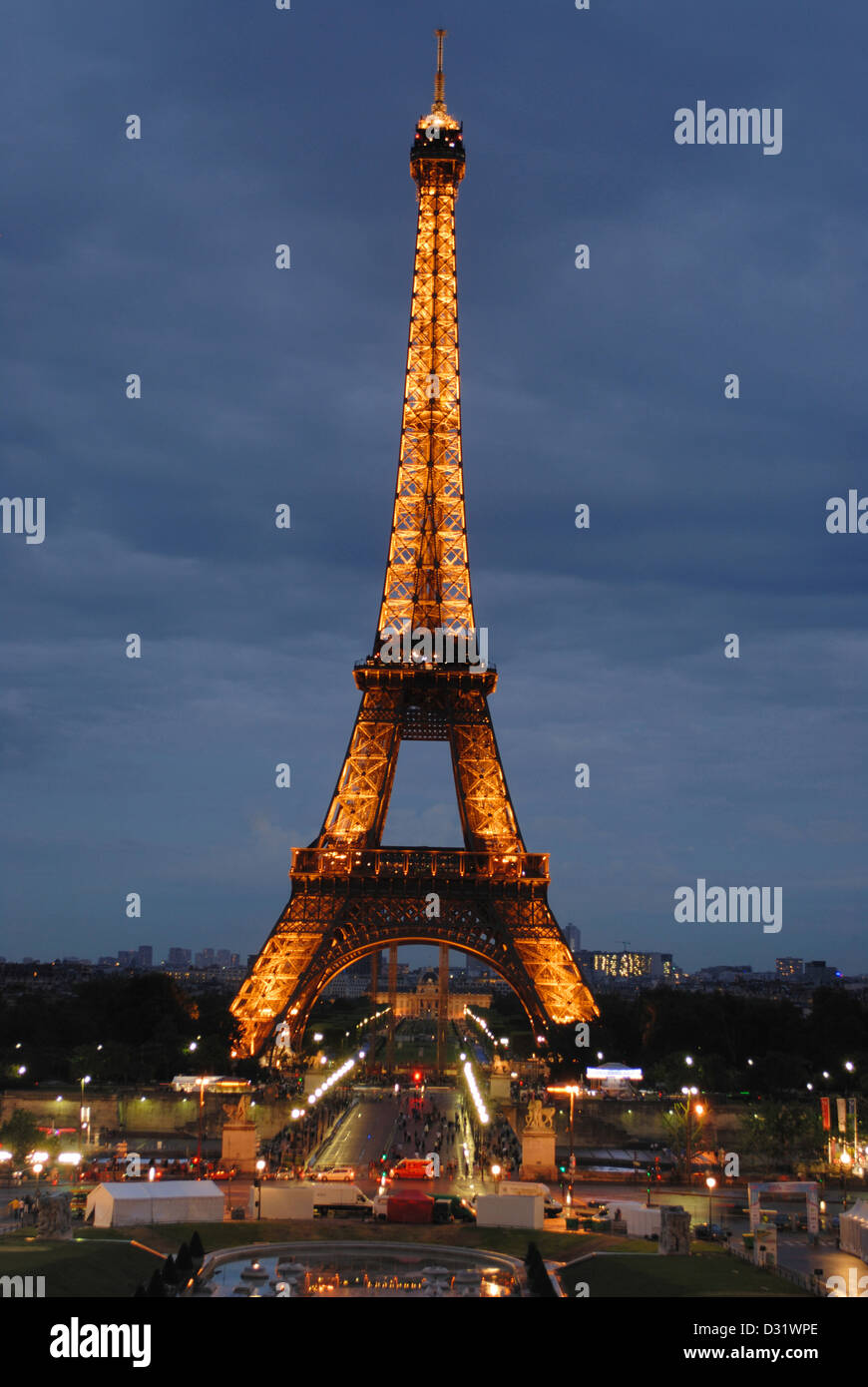 Featured image of post Torre Eiffel Foto Vertical / Choose from over a million free vectors, clipart graphics, vector art images, design templates, and illustrations created by artists worldwide!