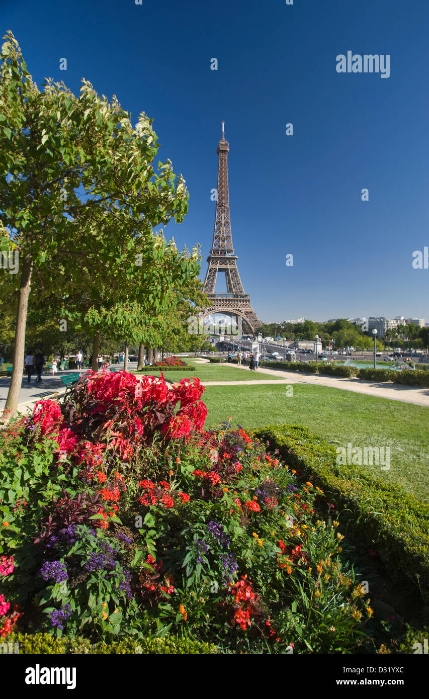FLOWER BEDS PALAIS DE CHAILLOT EIFFEL TOWER PARIS FRANCE Stock Photo