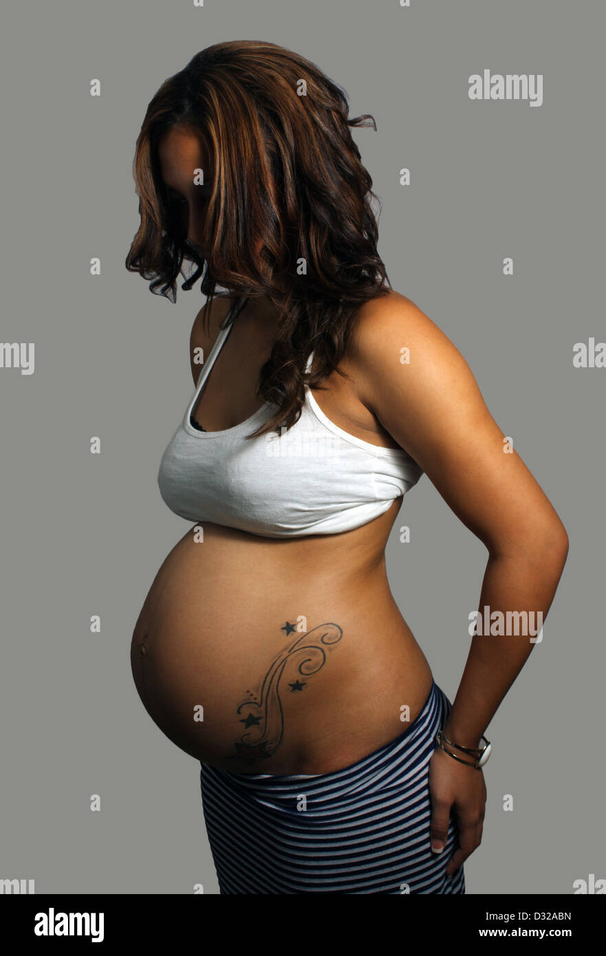 Тату беременности можно. Татуировки для беременных девушек. Беременные с тату на животе. Тату на беременных девушках.
