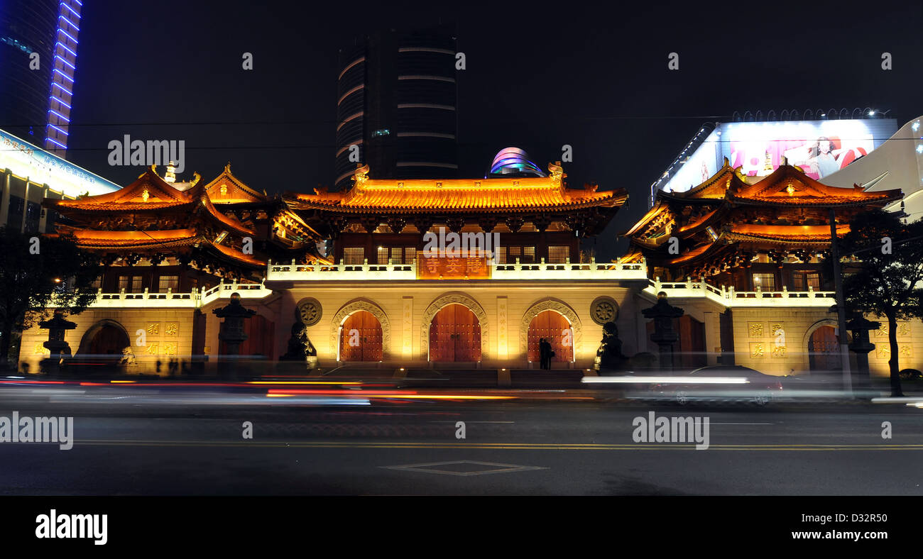 Jing'an temple by night - West Nanjin road, Shanghai, China Stock Photo