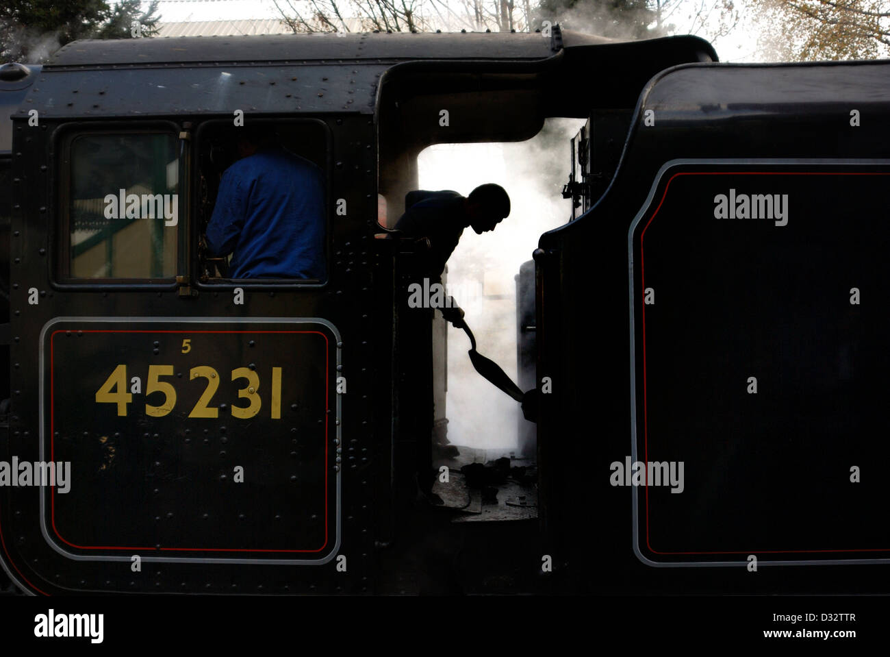 fireman shoveling coal on steam locomotive LMS BLACK 5 45231 great central railway loughborough england uk Stock Photo