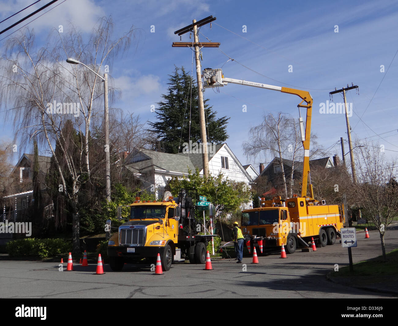 Seattle City Light workmen replace an aging utility pole as part of a city  wide project to improve electrical reliability, on Feb 7, 2013 in Seattle  Stock Photo - Alamy