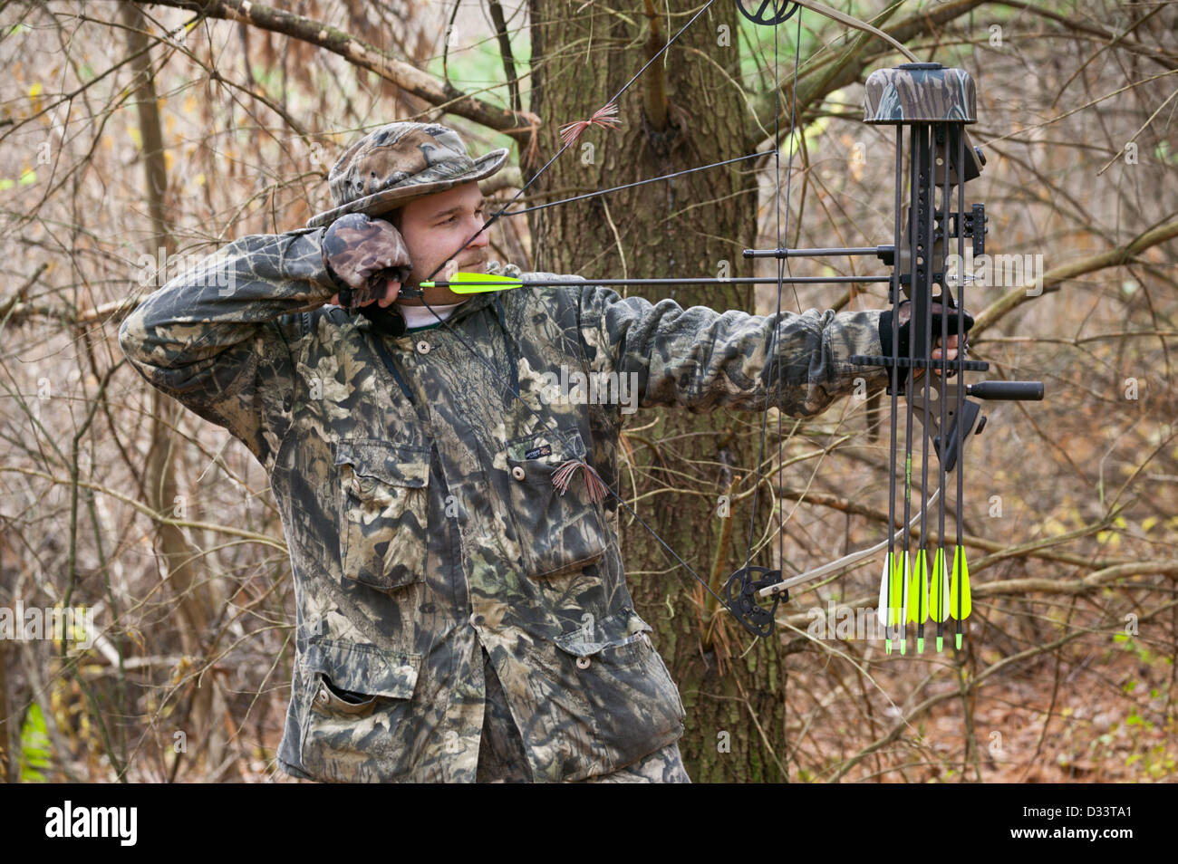 Man dressed in camouflage aiming hires stock photography and images