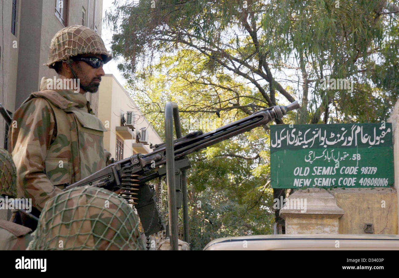 Karachi, Pakistan. 8th February 2013. Security officials stand alert as