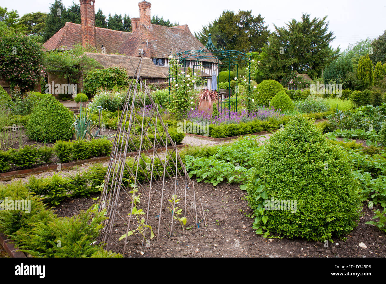 Walled kitchen garden with gravel path, Bexon Manor Stock Photo