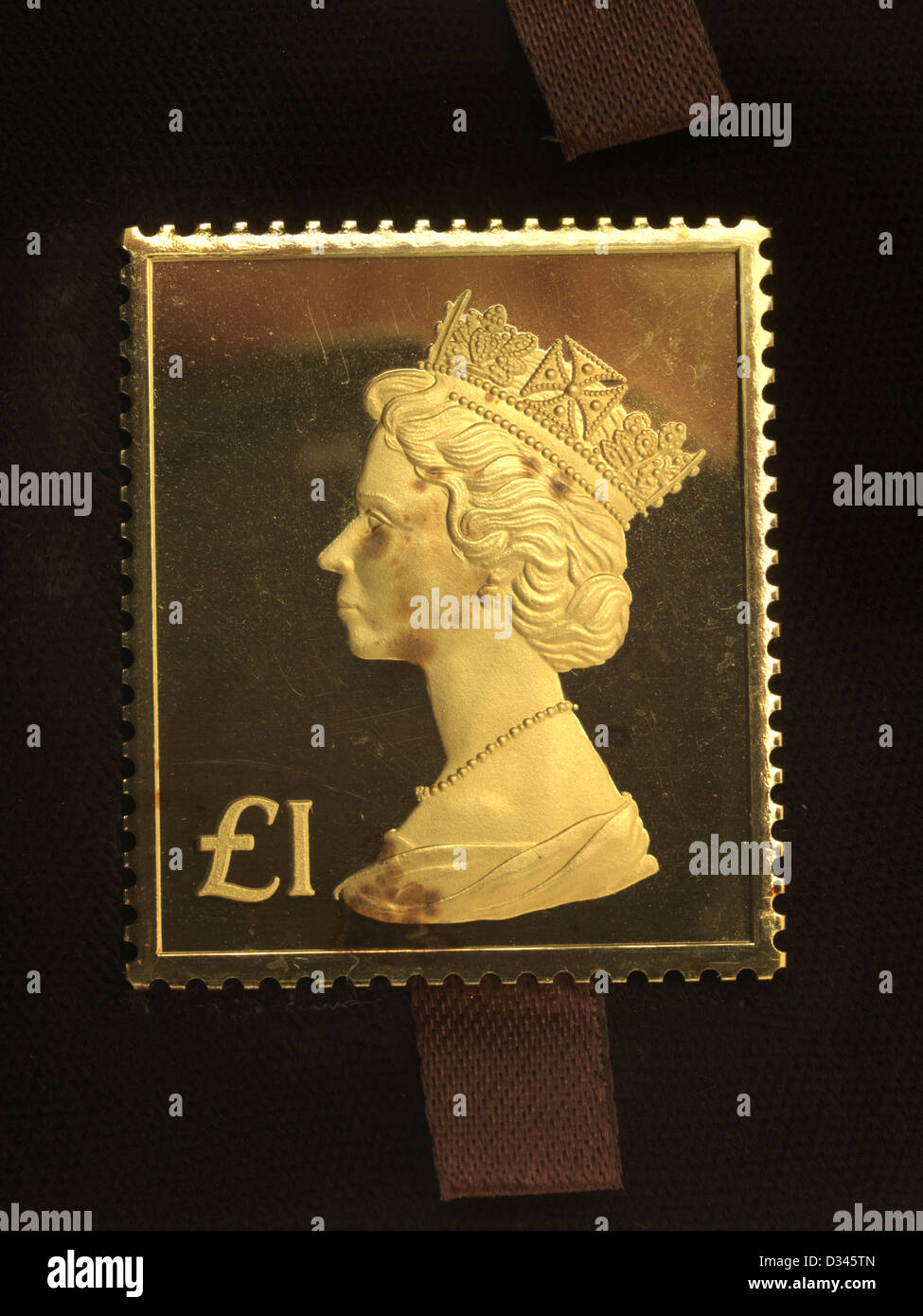 Gold Stamp One Pound Machin Queen Elizabeth II Hallmark Replica 1973 Stock Photo