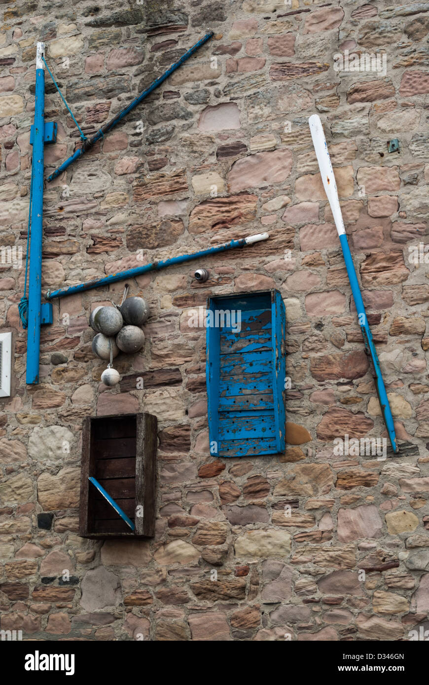 Gable wall of the Olde Ship Inn, Seahouses, Northumbria, decorated with spars and rudder of old fishing cobble Stock Photo