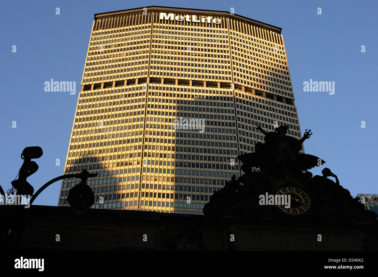 The MetLife Building is located at 200 Park Avenue at East 45th Street ...