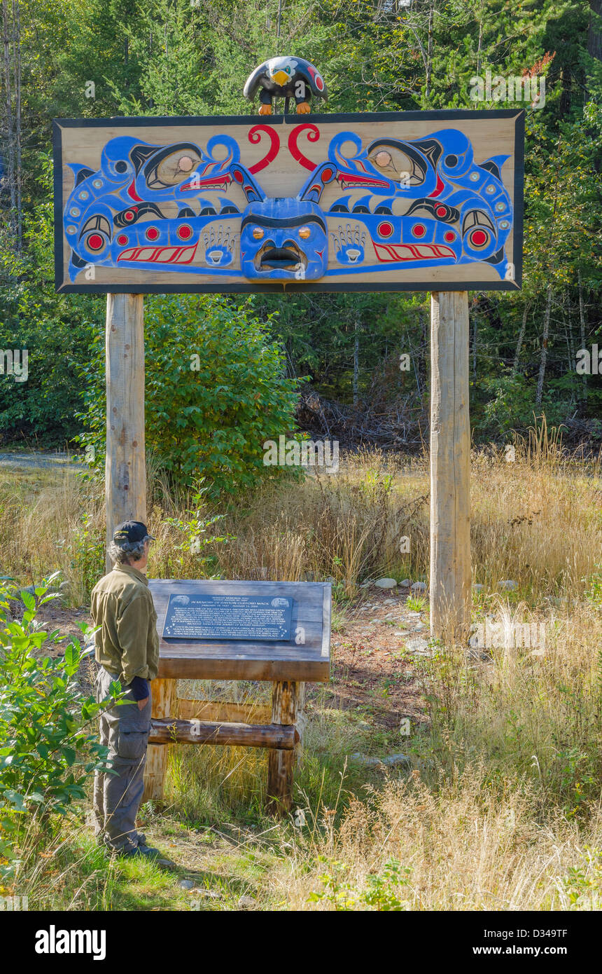 Bella coola carved nuxalk first nations memorial pole hires stock