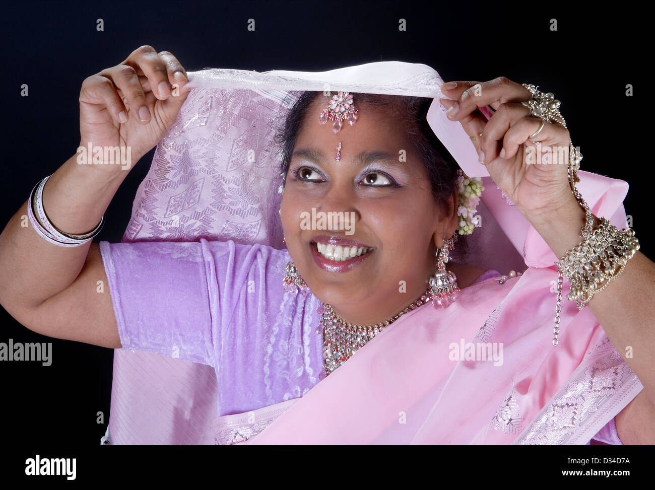 https://c8.alamy.com/comp/D34D7A/lovely-indian-bride-wearing-a-traditional-saree-D34D7A.jpg