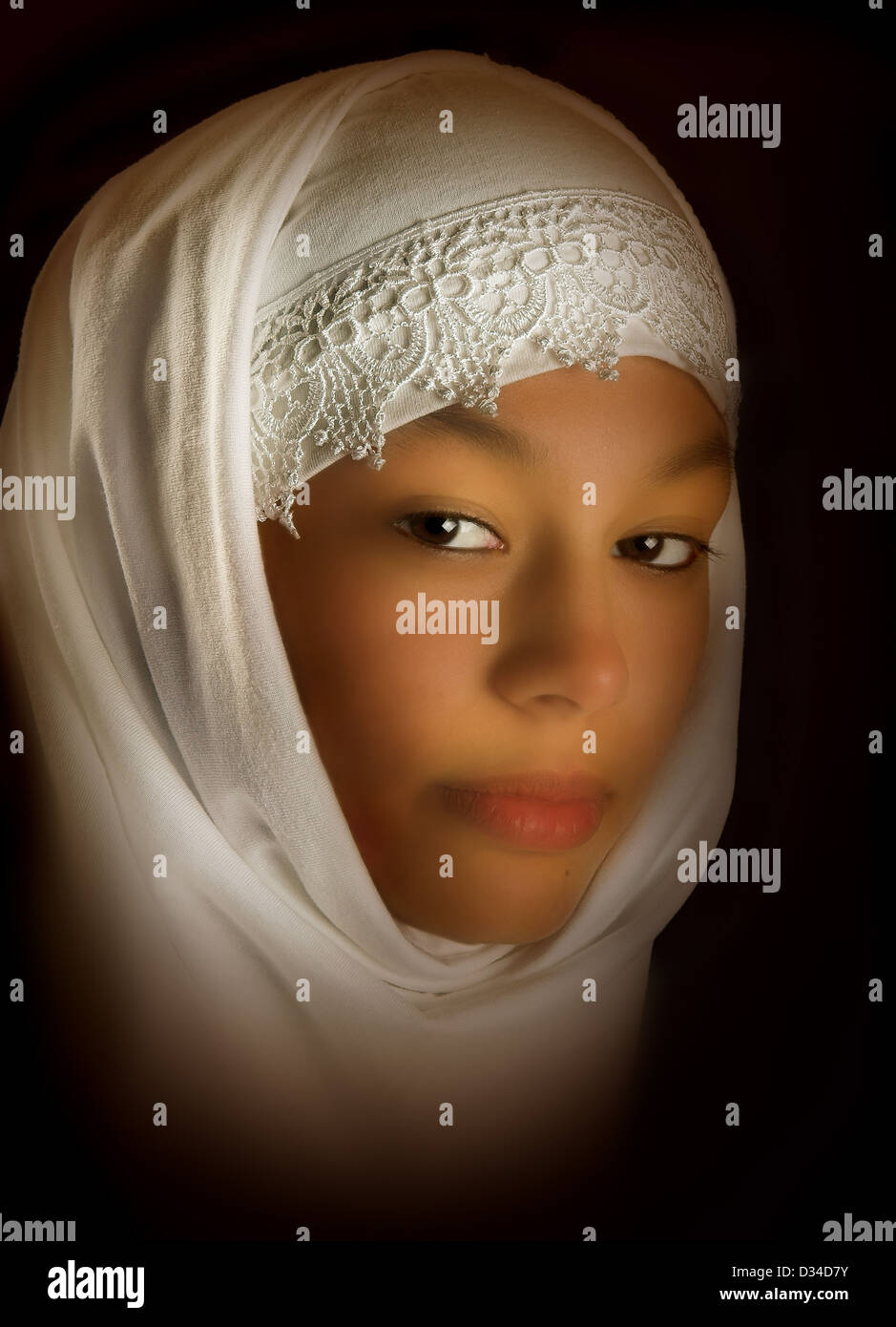 https://c8.alamy.com/comp/D34D7Y/young-muslim-woman-with-white-veil-against-a-dark-background-D34D7Y.jpg