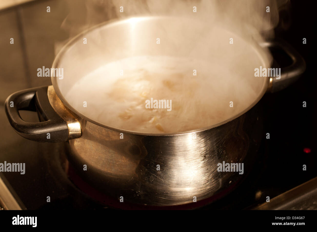Image showcasing Boiling pasta hi-res stock photography and images - Alamy