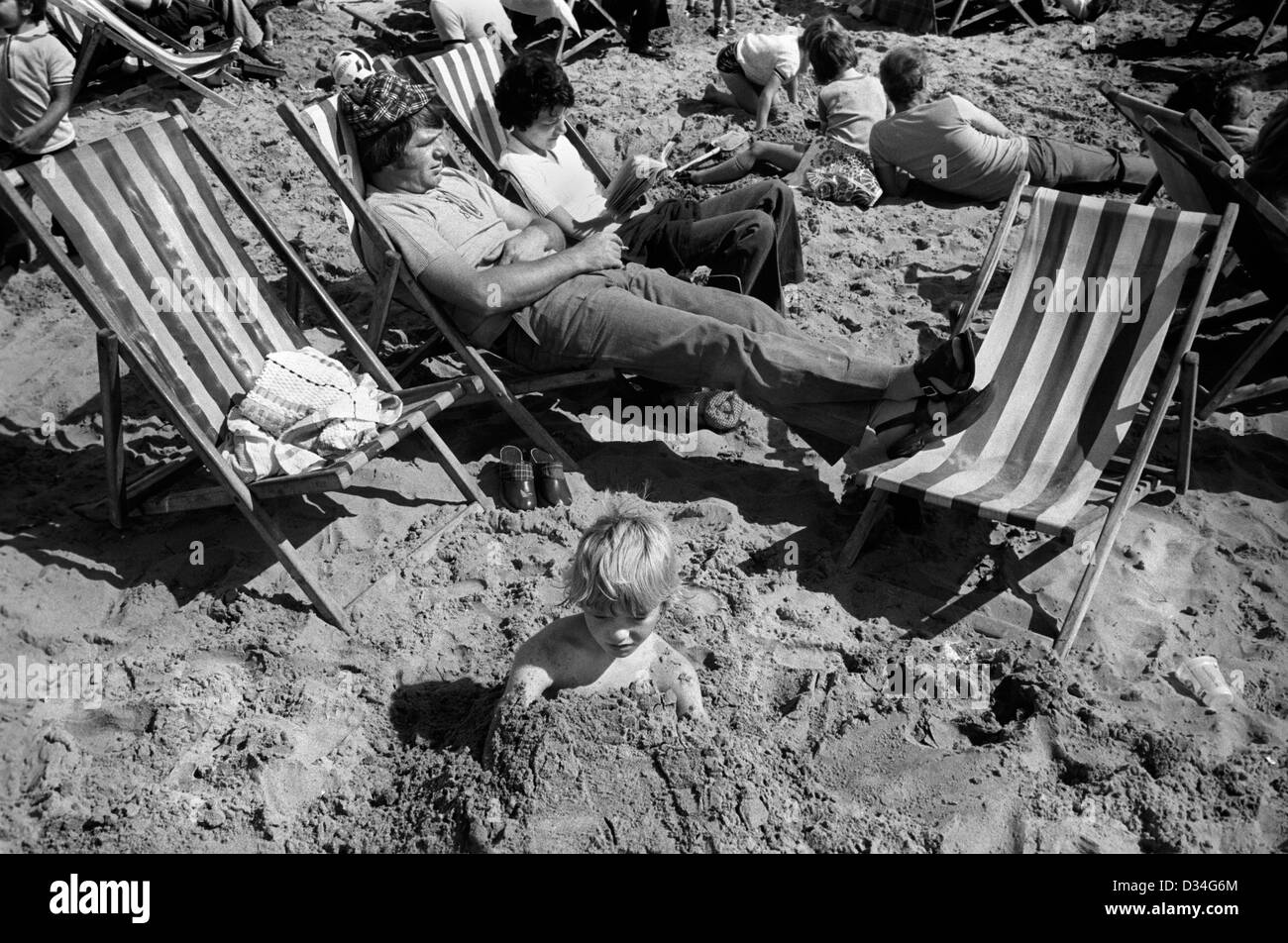 Family beach uk 1970s hi-res stock photography and images - Alamy