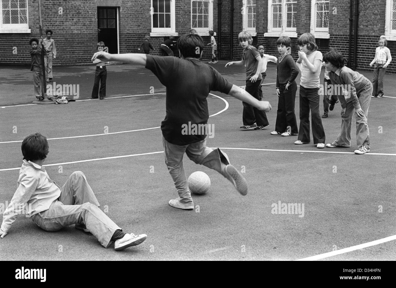 Ficheiro:Boys playing street football 03.jpg – Wikipédia, a