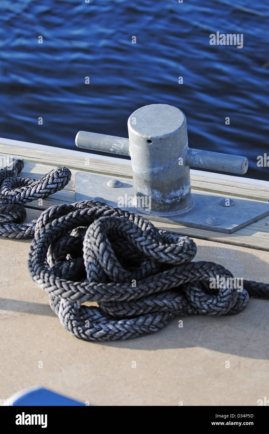Dock boat rope hires stock photography and images Alamy
