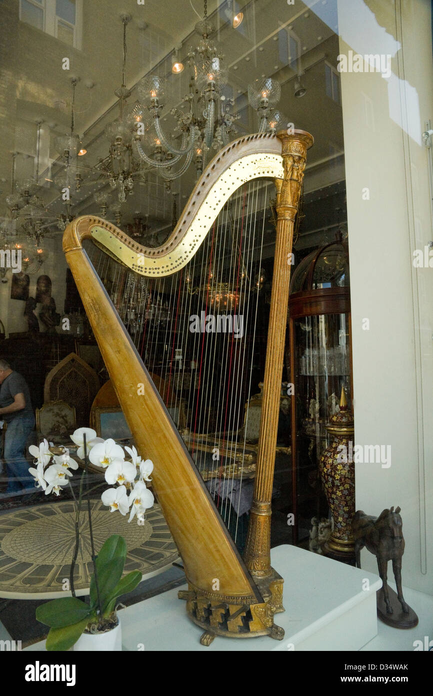 Antique harp hi-res stock photography and images - Alamy