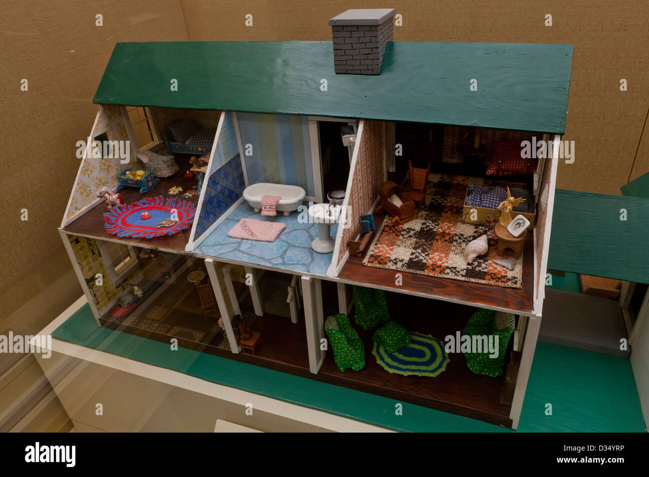 Dolls house miniatures hi-res stock photography and images - Alamy