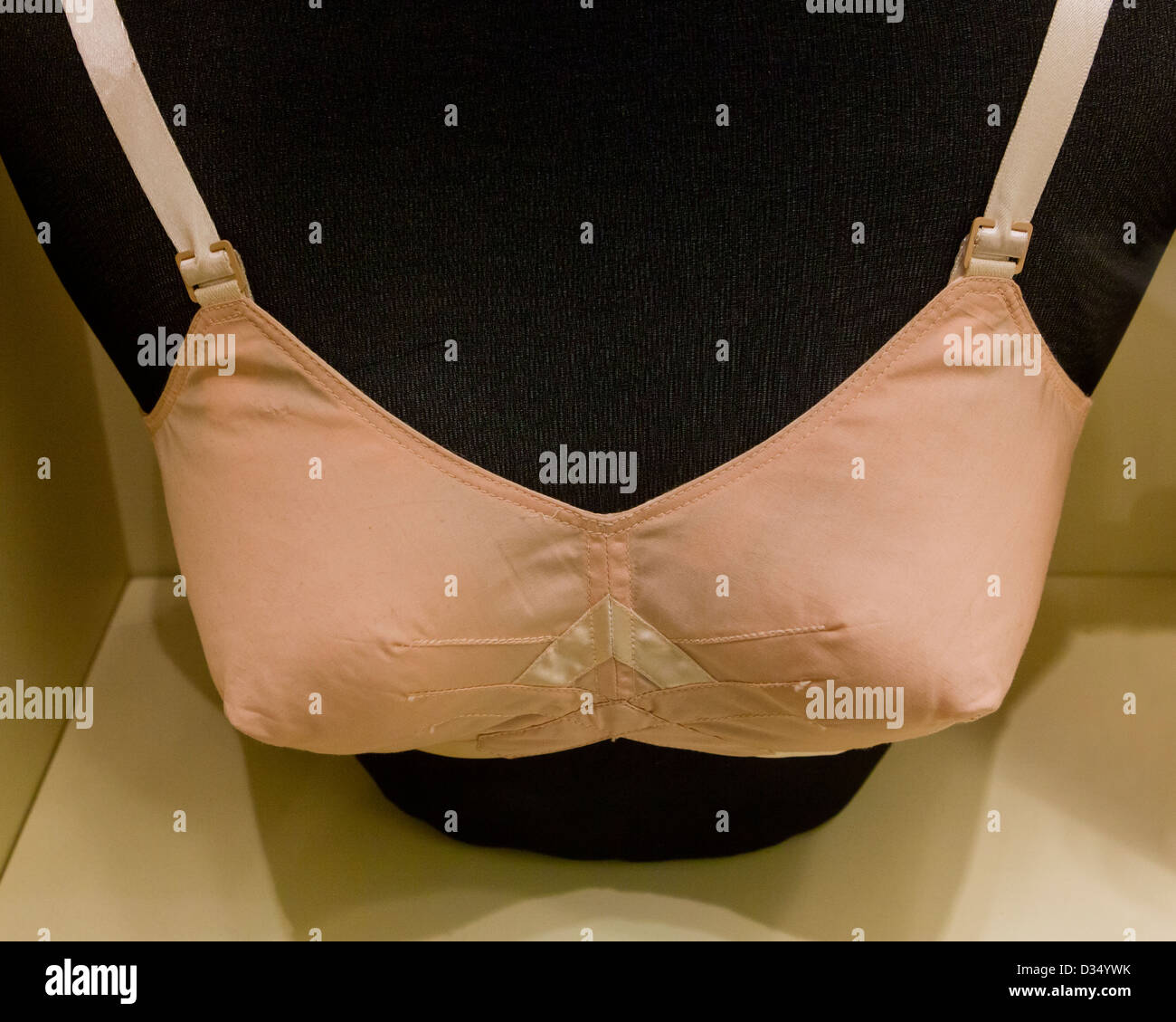 Bust bra measure hi-res stock photography and images - Alamy