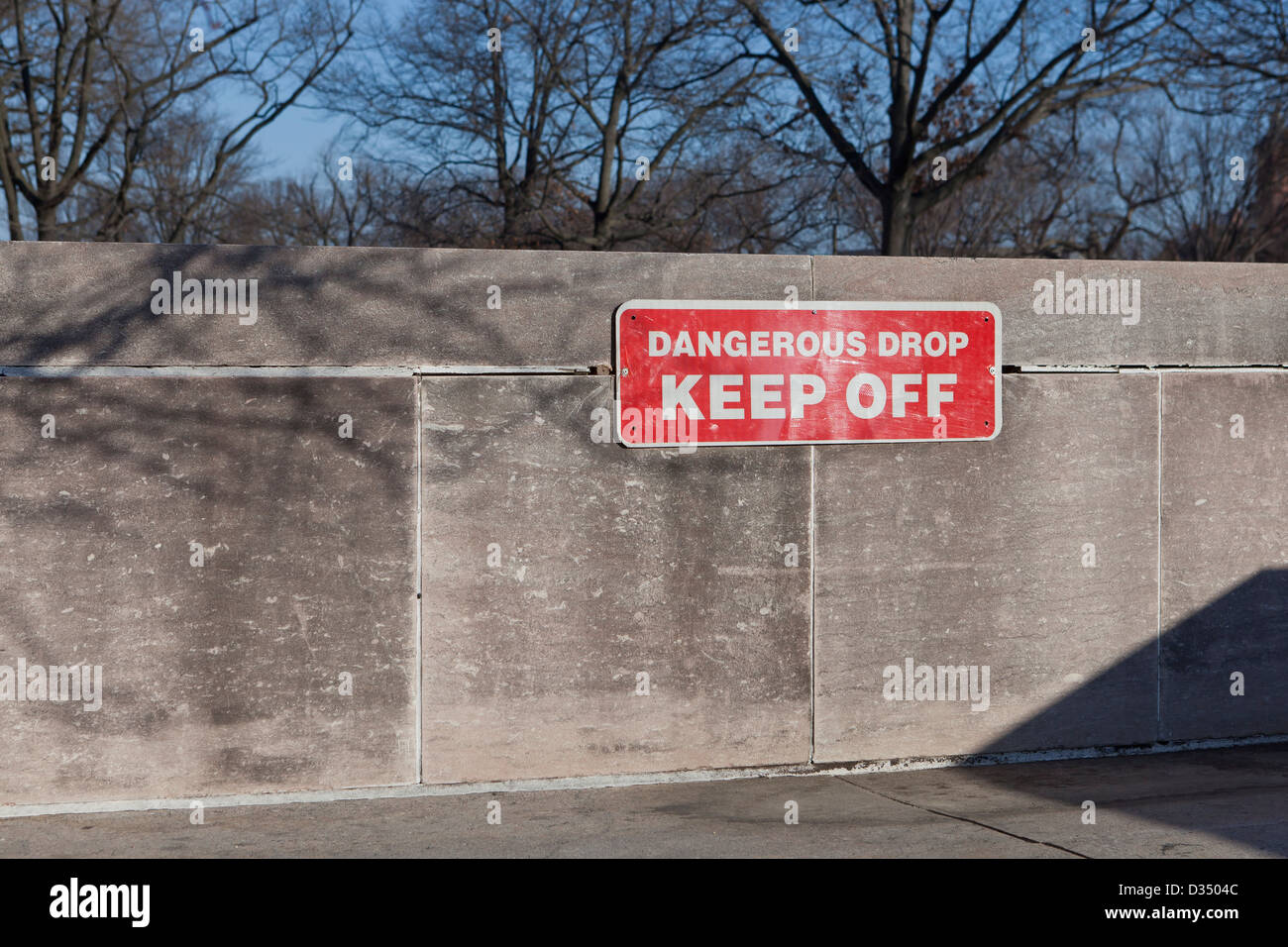 Dangerous drop Keep Off sign on wall Stock Photo