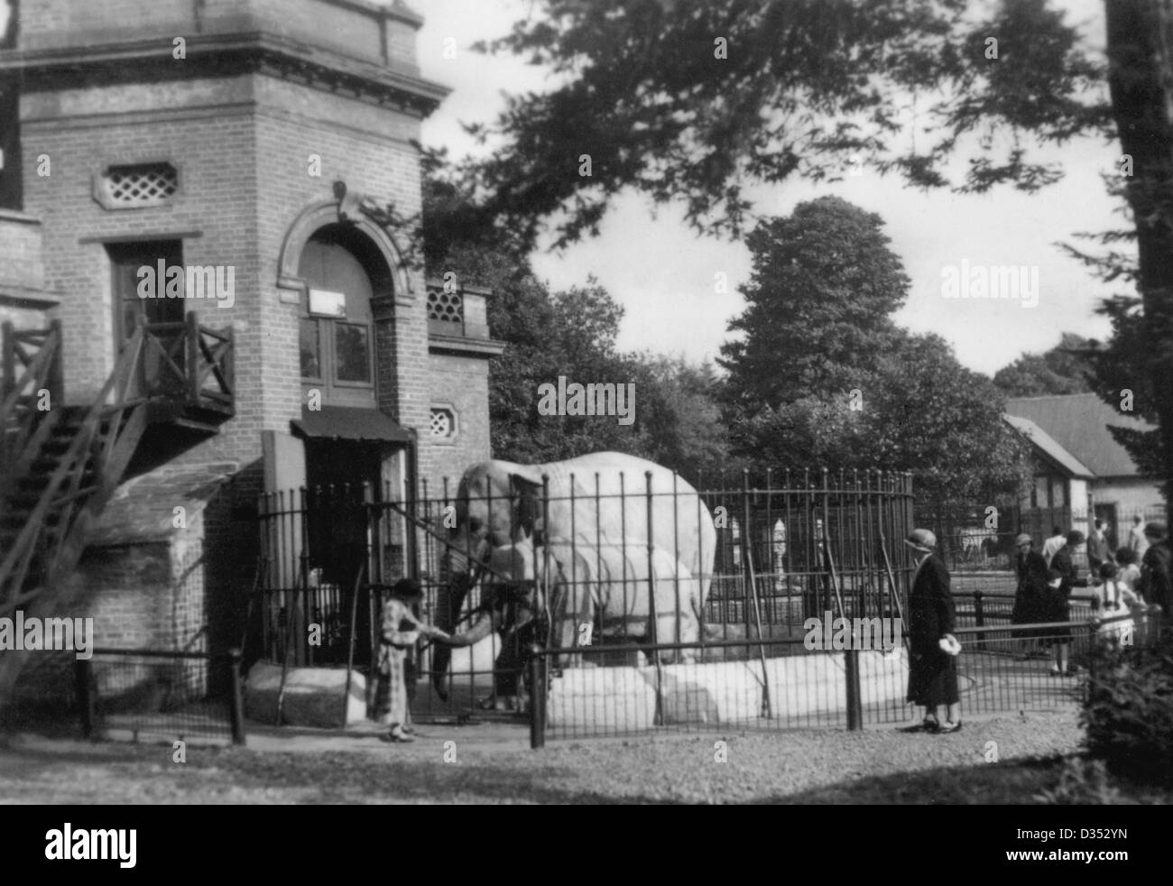 Elephant House, Zoological Gardens, Phoenix Park, Dublin, Ireland c1925 Stock Photo