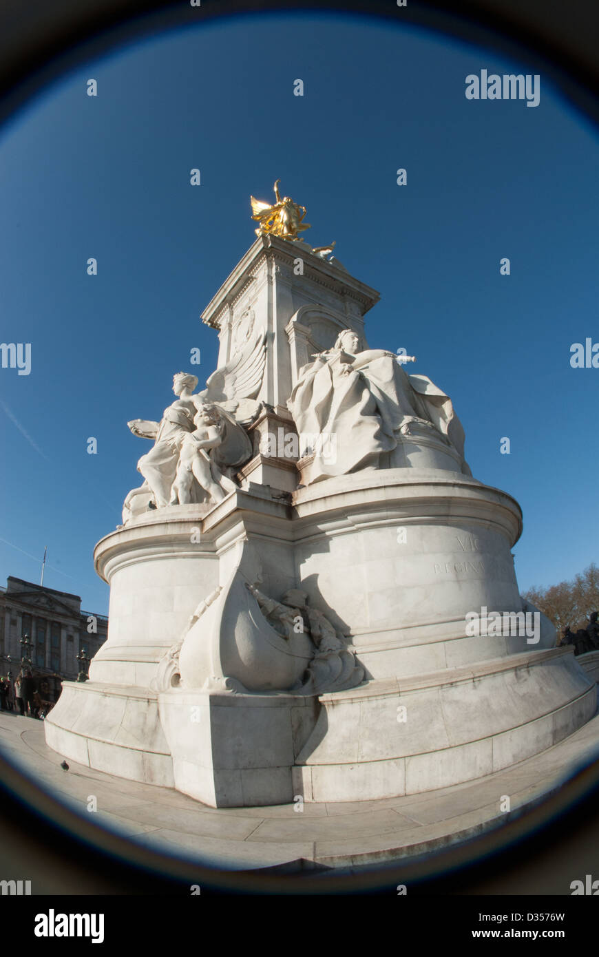 Statue outside buckingham palace hires stock photography and images