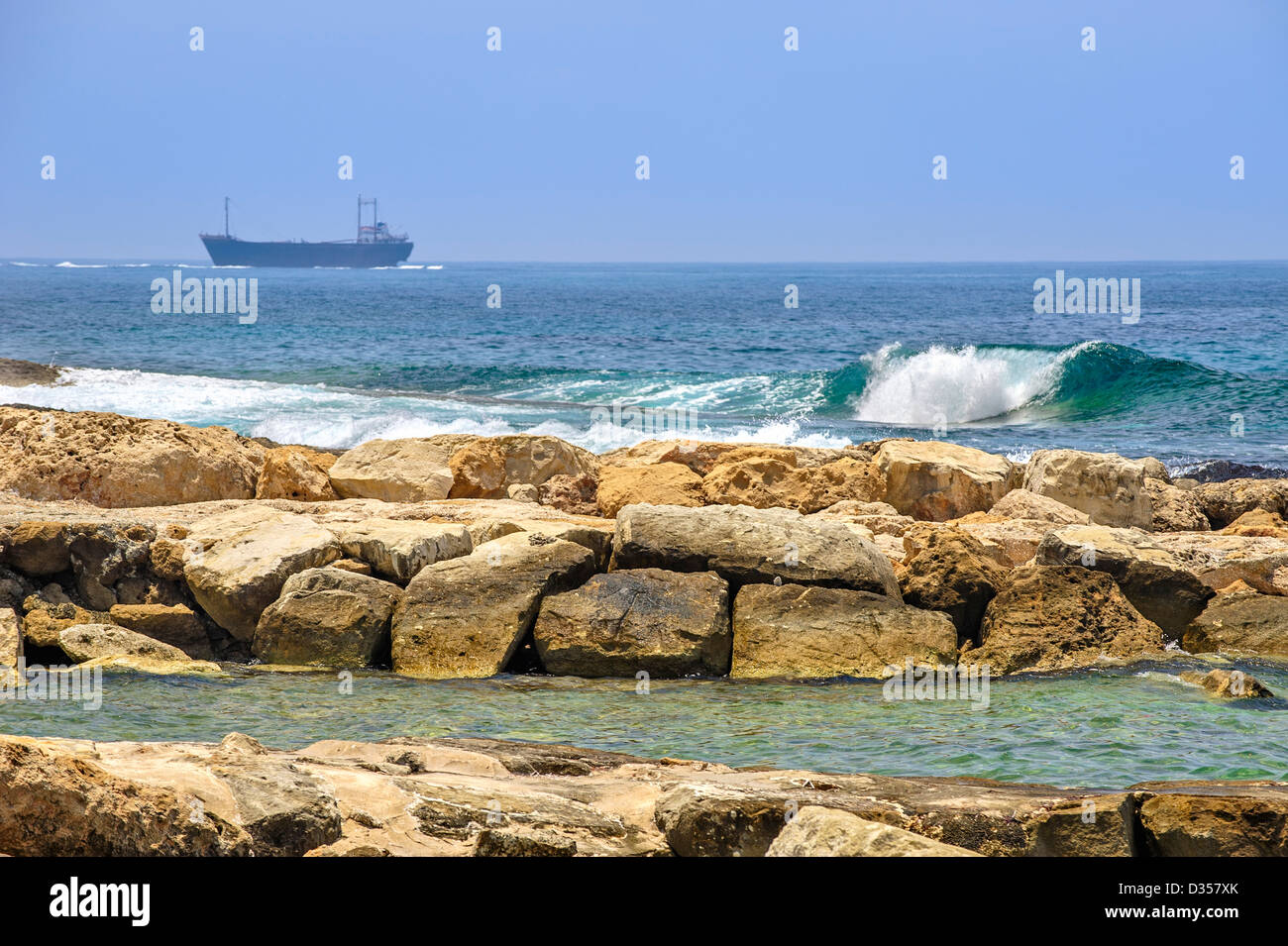 Sea waves ships on horizon hi-res stock photography and images - Alamy