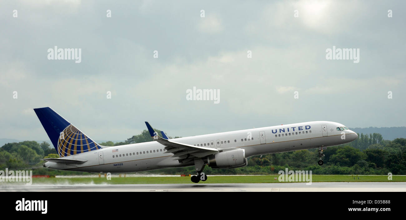 United Airlines N41135 Boeing 757-224 takes off from Manchester Airport Stock Photo