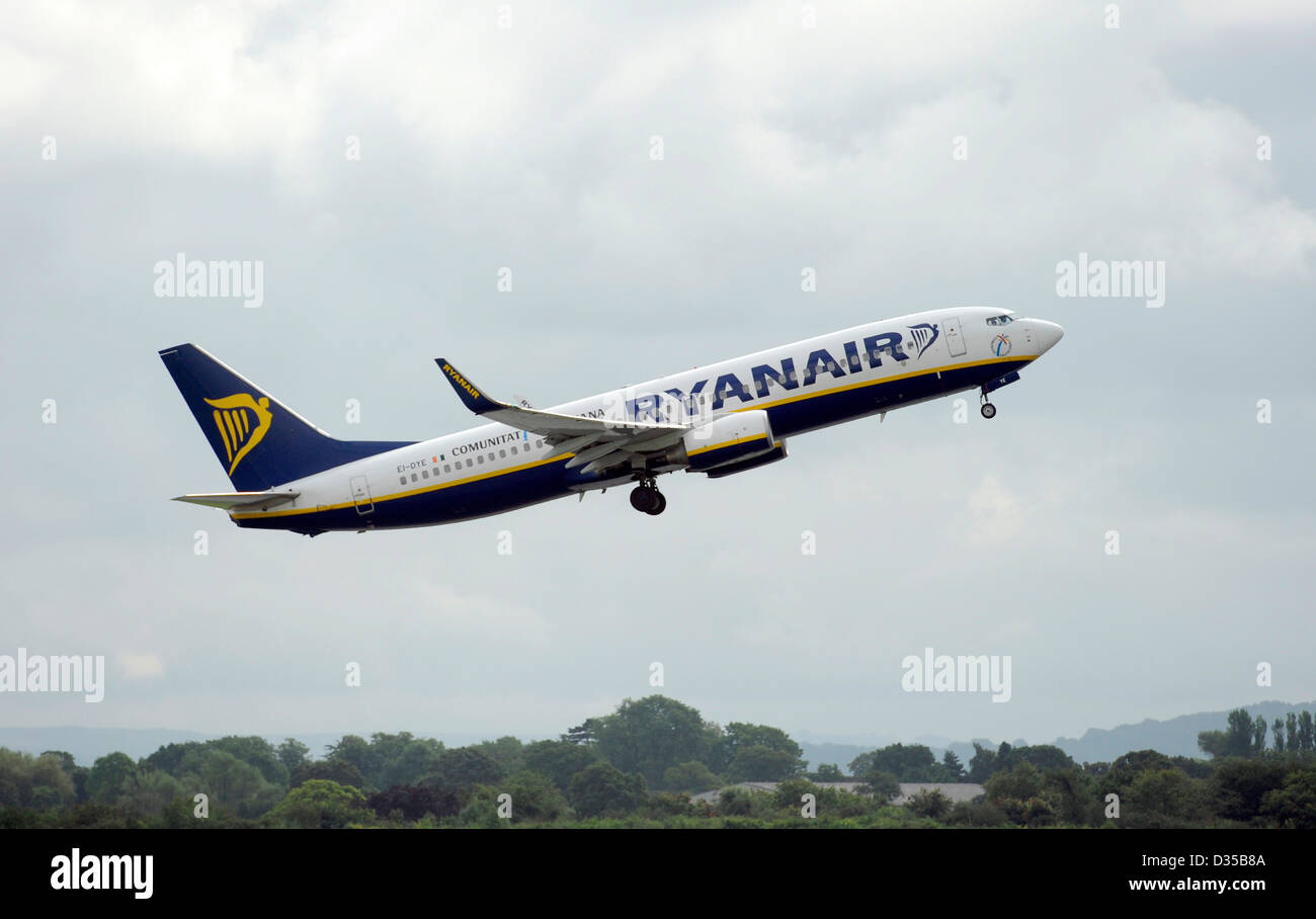 EI-DYE Ryanair Boeing 737-8AS takes off from Manchester airport Stock Photo