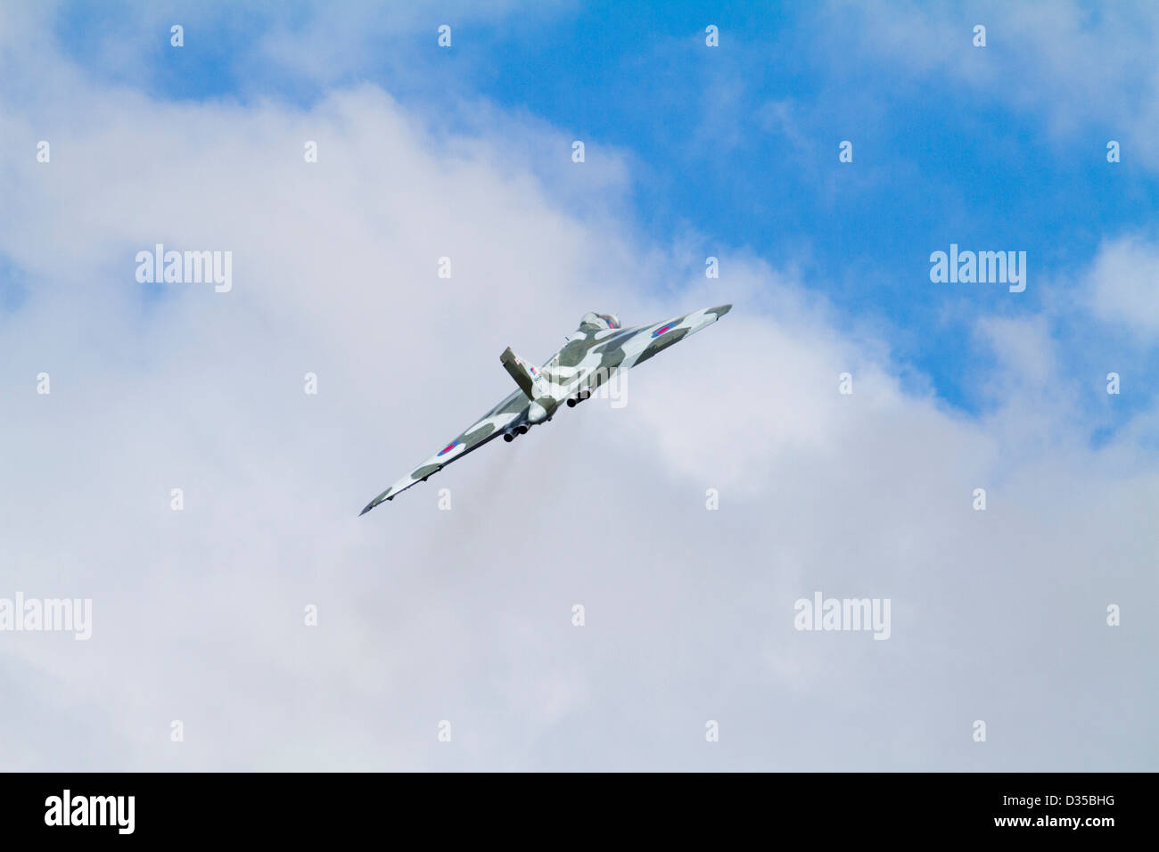 Vulcan XH558 banks through clouds Stock Photo