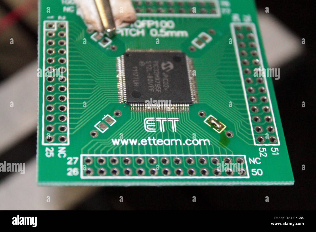 Microchip PIC32, TQFP socket 100pins adapter (Microchip PIC32, adattatore ad interfaccia TQFP 100 piedini) Stock Photo