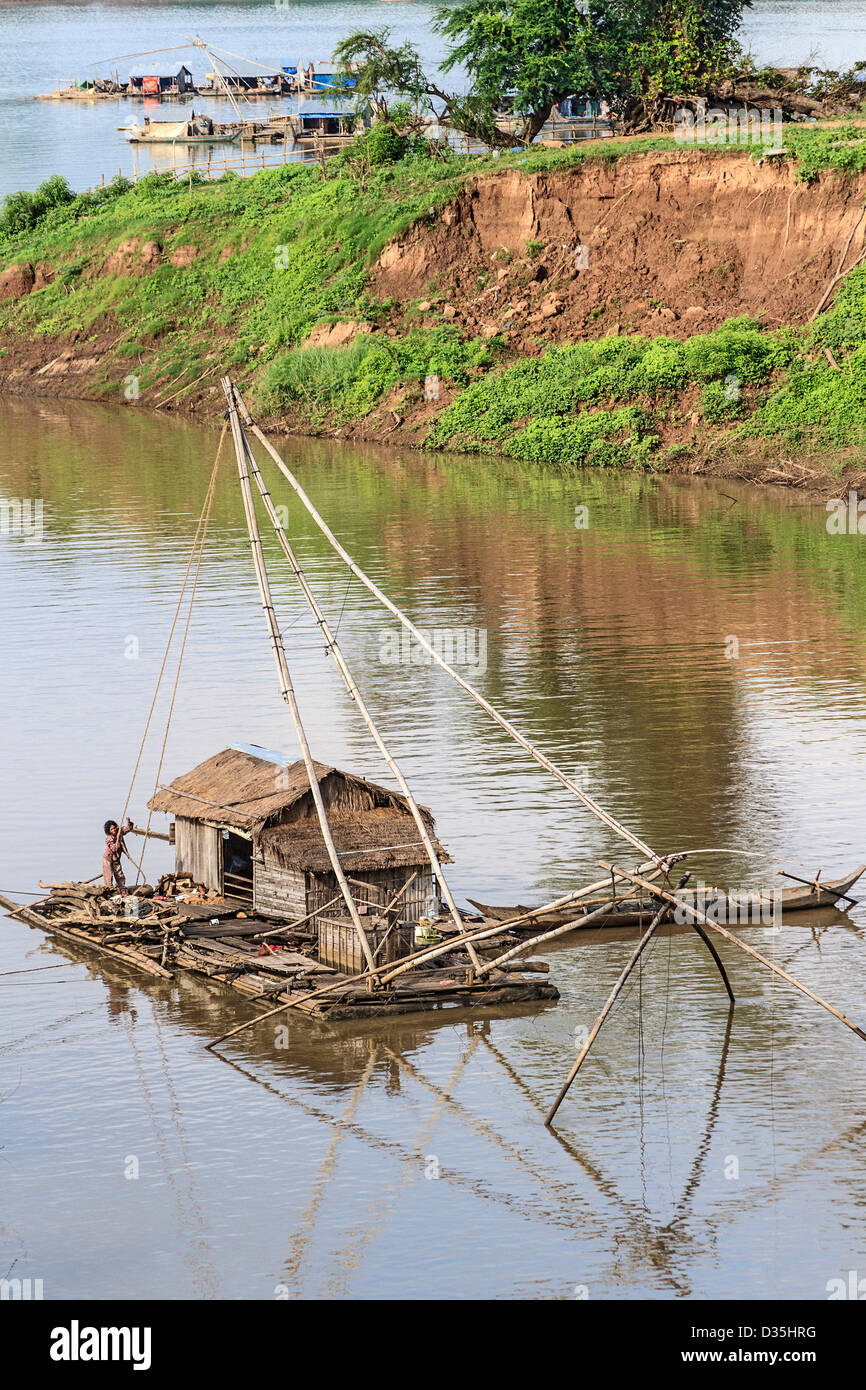Floating Vietnamese houseboats on the Mekong River in Kratie, Cambodia ...