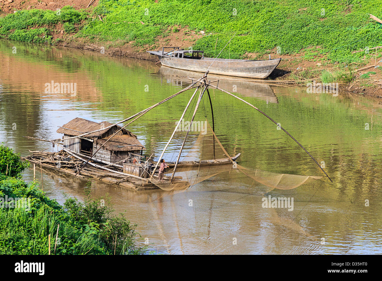 Floating Vietnamese houseboats on the Mekong River in Kratie, Cambodia ...