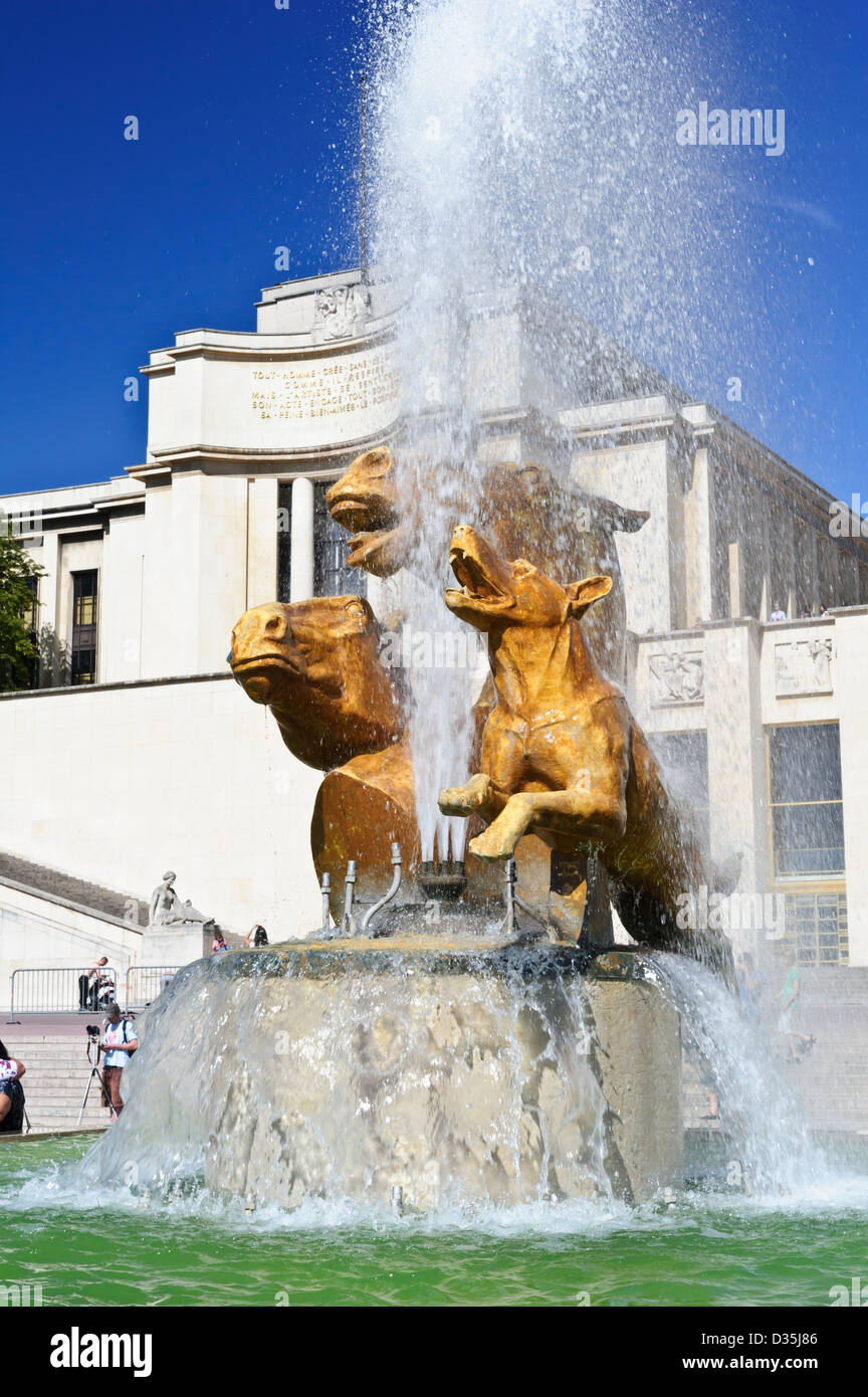 Horse and dog sculptures, Jardins du Trocadéro, Palais Chaillot, Paris