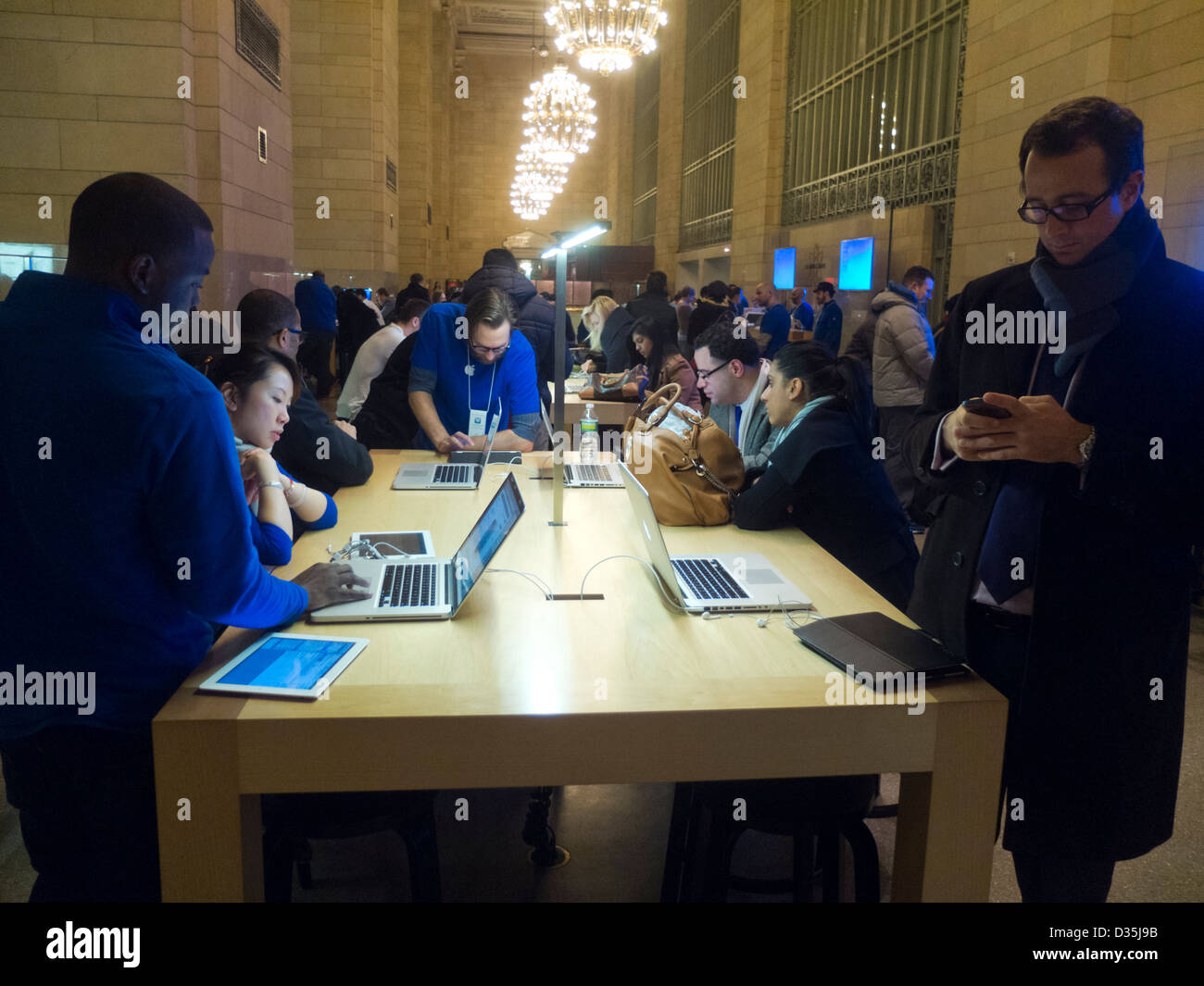 Apple Store in Grand Central Station shoppers Stock Photo Alamy