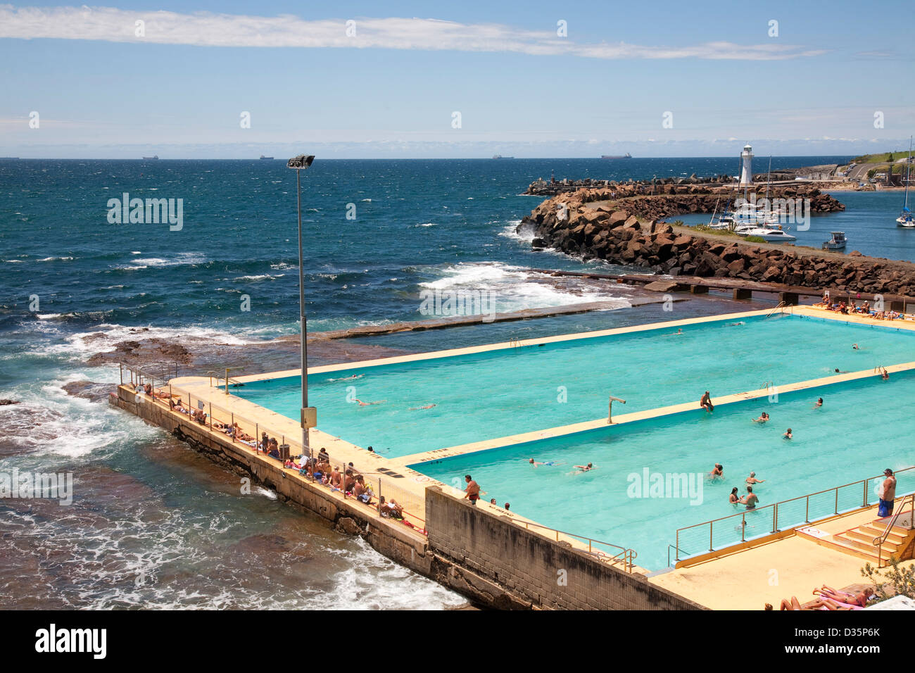 Summer crowds cool down at the Continental Swimming Pool on Cliff Road Wollongong Illawarra Region New South Wales Australia Stock Photo
