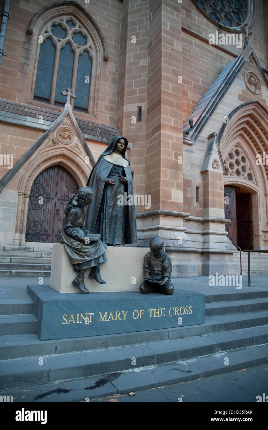 Statute to Saint Mary Helen MacKillop - Australia's first Saint -  on the steps of St Mary's Church Sydney Australia Stock Photo