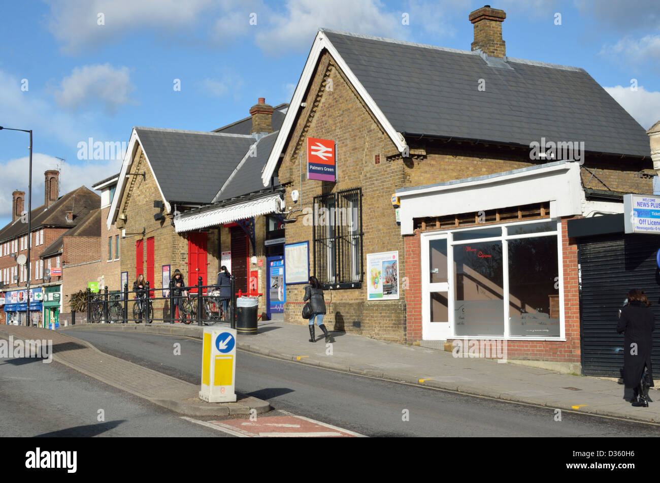 Palmers green railway station hires stock photography and images Alamy