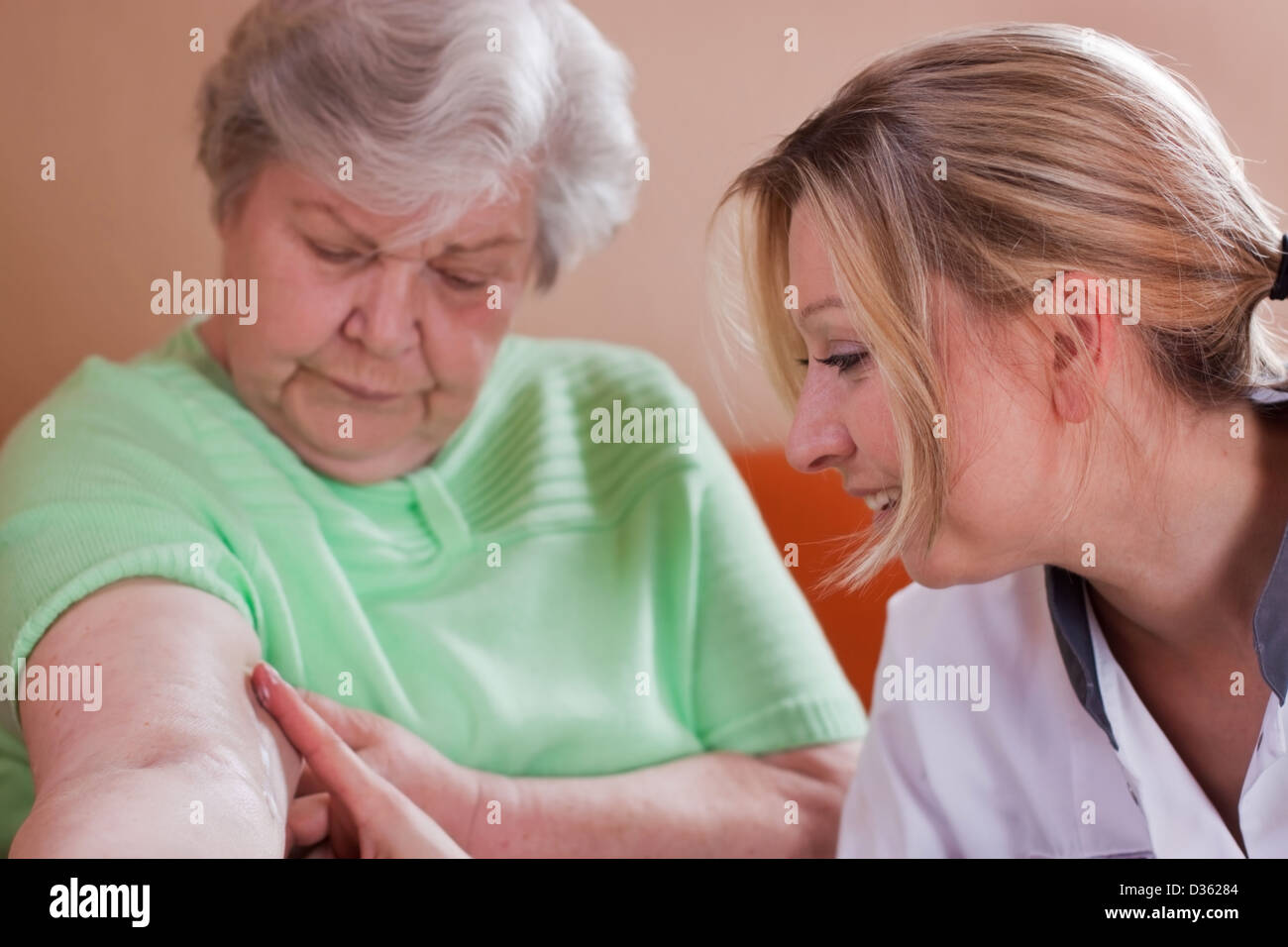 Geriatric nurse makes home visits and supplies wounds Stock Photo