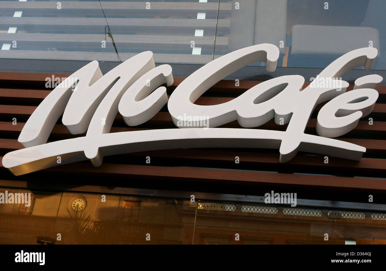 Mcdonalds logo on restaurant hi-res stock photography and images - Alamy